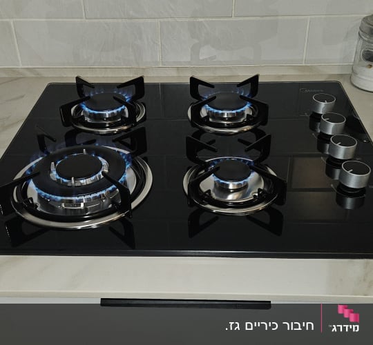 כיריים גז במטבח עם להבות כחולות